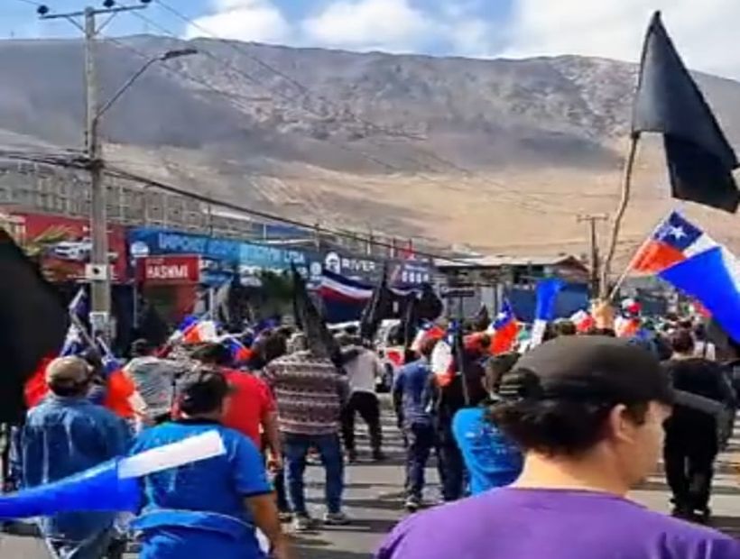 [VIDEO] Encienden neumáticos y protestan contra la implementación del “sello rojo” en Iquique