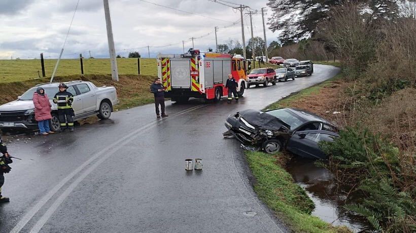 Accidente vehicular en camino San Antonio deja tres personas lesionadas