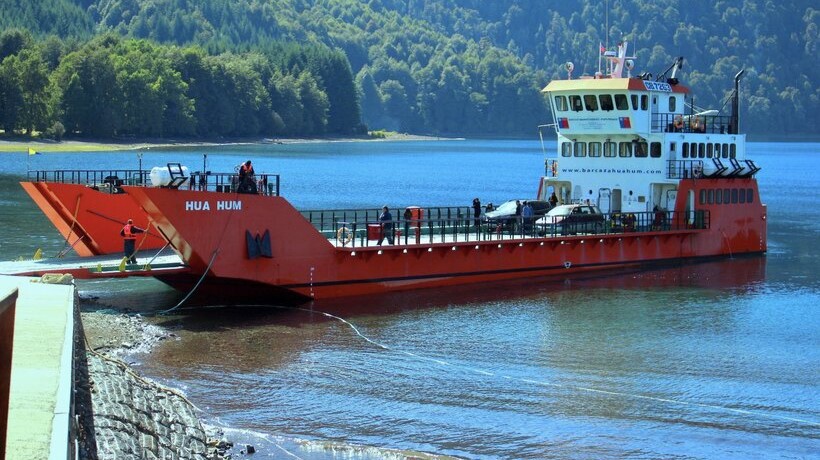 Comienzan mantención de barcaza Hua Hum en lago Pirehueico