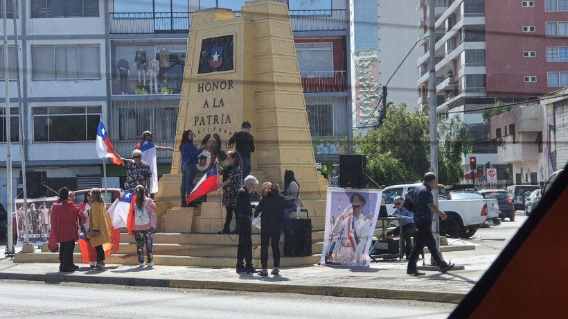 Pinochetistas realizan homenaje a exgeneral frente a monumento de Arturo Prat en Antofagasta Pinochetistas realizan homenaje a exgeneral frente a monumento de Arturo Prat en Antofagasta