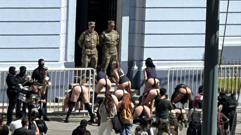 Valparaíso: colectivo de mujeres realizó polémica intervención frente a edificio de la Armada y en el monumento de Arturo Prat