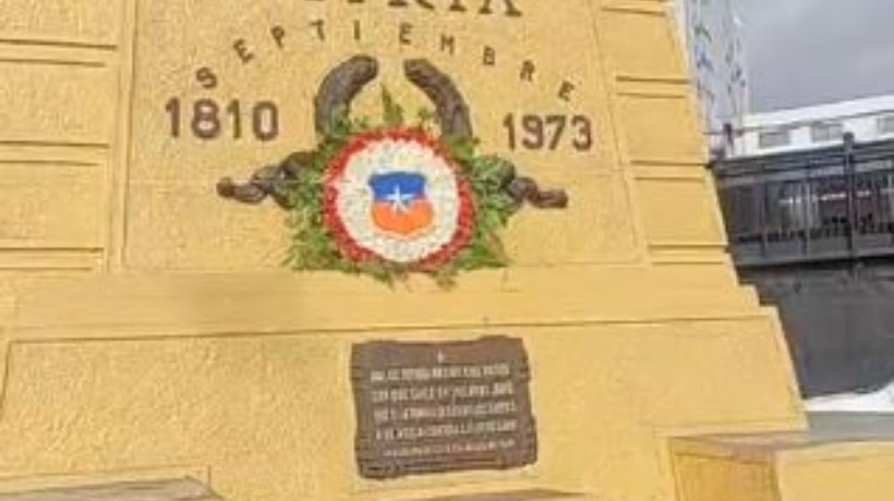 Concejal de Antofagasta retiró corona que dejaron en homenaje de Pinochet: "Es una burla a las familias que perdieron a un ser querido" Concejal de Antofagasta retiró corona que dejaron en homenaje de Pinochet: "Es una burla a las familias que perdieron a un ser querido"