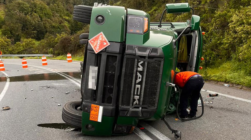 Ruta que une Nogales con Puchuncaví es cerrada en ambas direcciones por camión volcado