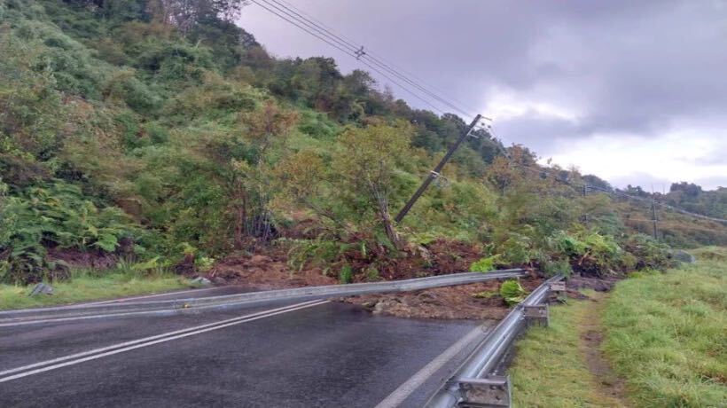 Derrumbe en Ruta 7 de Puerto Montt bloquea el tránsito de vehículos