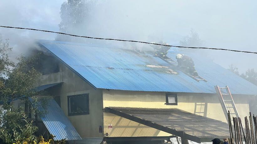 Bomberos controla fuego en casa de Valle Volcanes