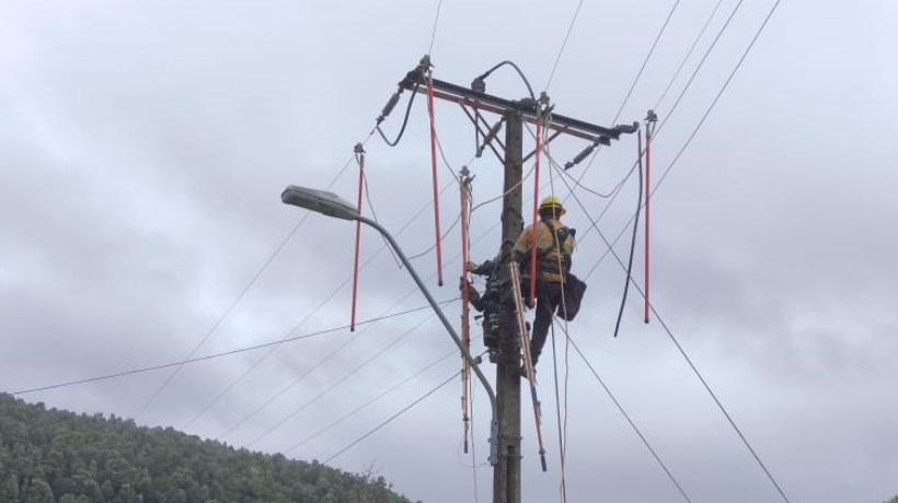 Realizan trabajos para normalizar el servicio eléctrico en sectores de ...