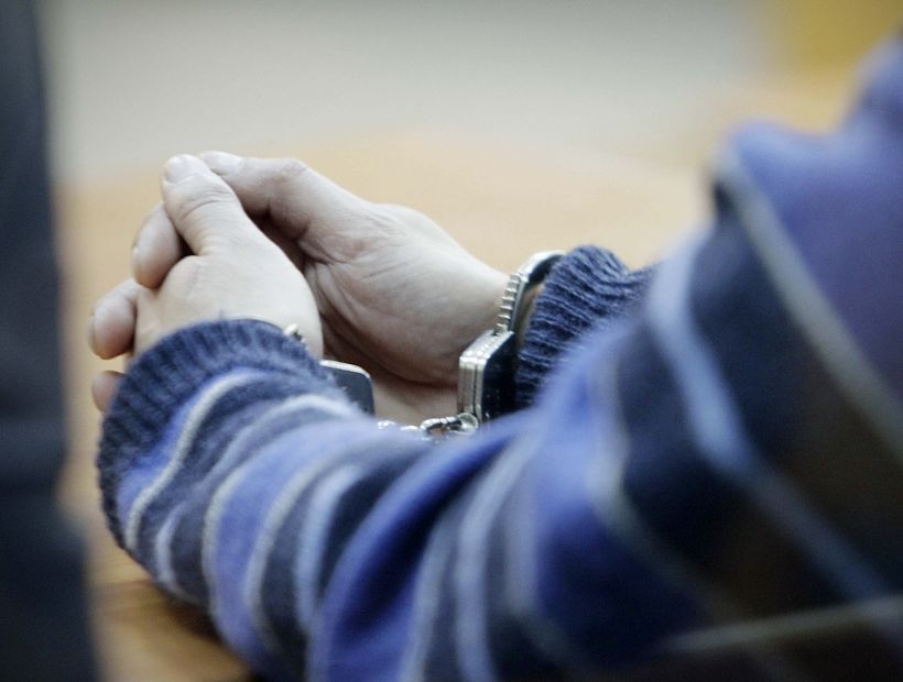 Decretan prisión preventiva contra hombre que violó a otro detenido al interior de cuartel policial