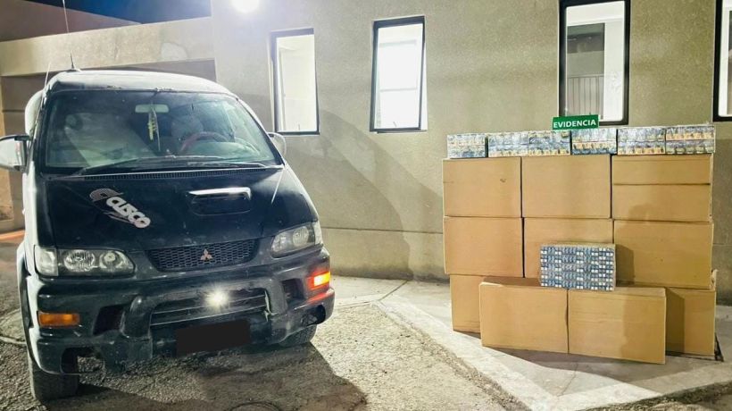 Hombre huyó y dejó abandonado vehículo con más de 24 mil cajetillas de cigarrillos de contrabando en Huara