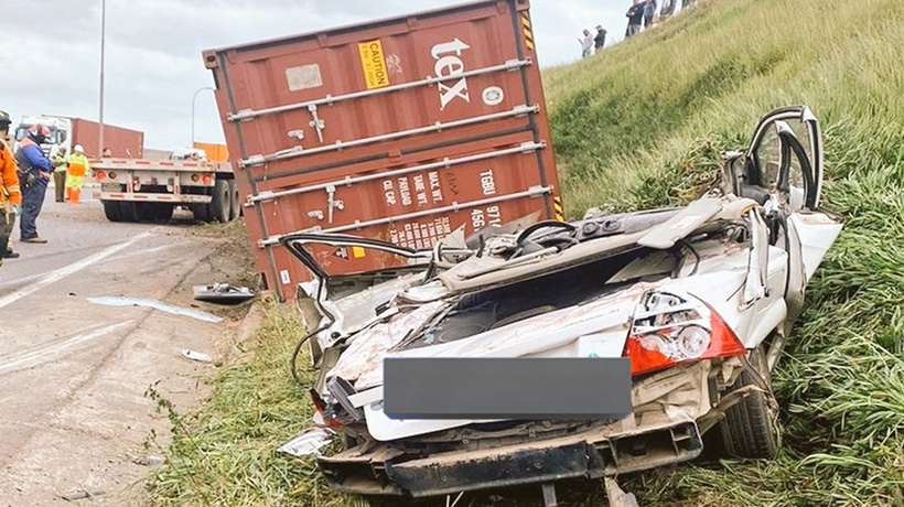 Una persona quedó atrapada luego de que container cayera hacia un vehículo
