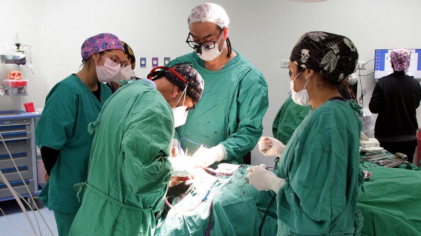 Éxito en cirugía de 10 horas: Extirpan tumor que invadía gran parte del rostro de paciente en Antofagasta