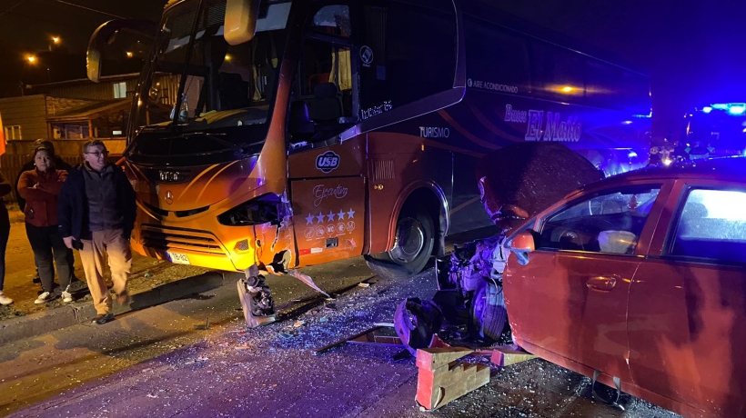 Dos lesionados dejó una colisión entre un bus y un auto en Puerto Montt