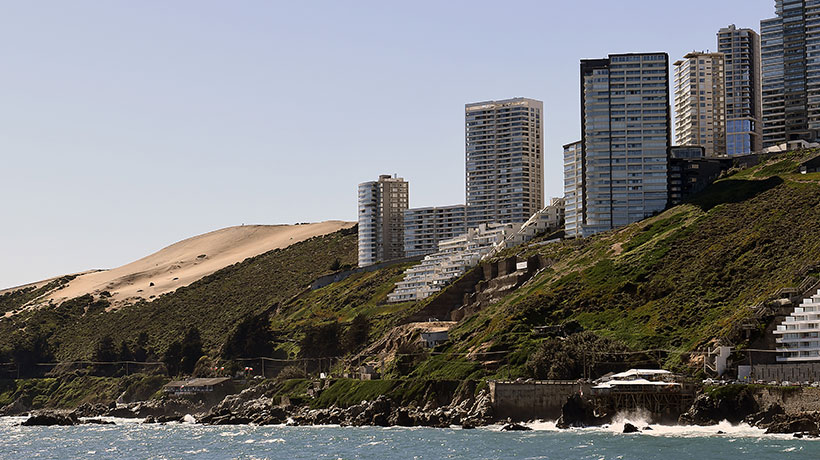 Advierten grietas en edificio cercano a socavones en Viña: “Tememos que suceda lo mismo que con el Kandinsky”