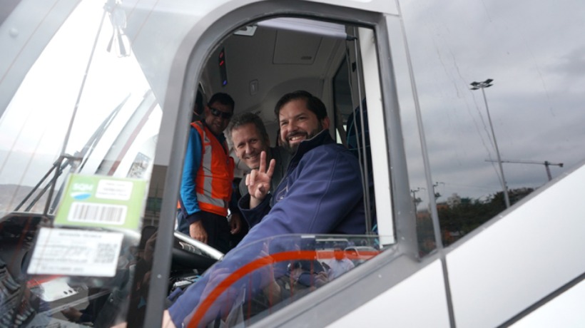 Es declarada como inadmisible querella en contra del Presidente Gabriel Boric por conducir bus sin licencia en Antofagasta