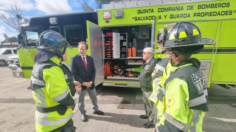 Bomberos de Osorno participa en alianza para apoyar a estudiantes en materia informática y mecánica