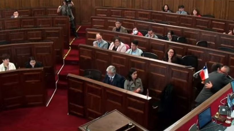 Abrazo entre consejeros Sfeir (Rep) y Köhler (PS) marcó debate sobre nacionalidad en pleno del Consejo Constitucional