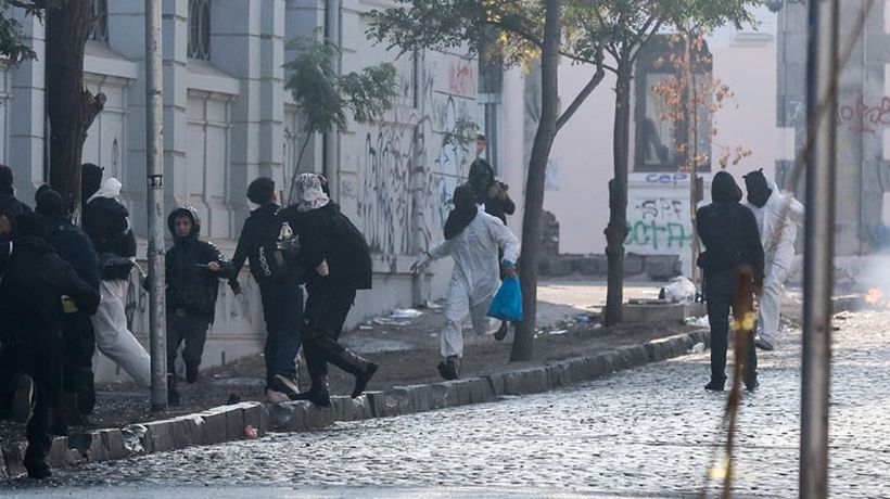 Encapuchados rociaron acelerante a inspector del Liceo de Aplicación