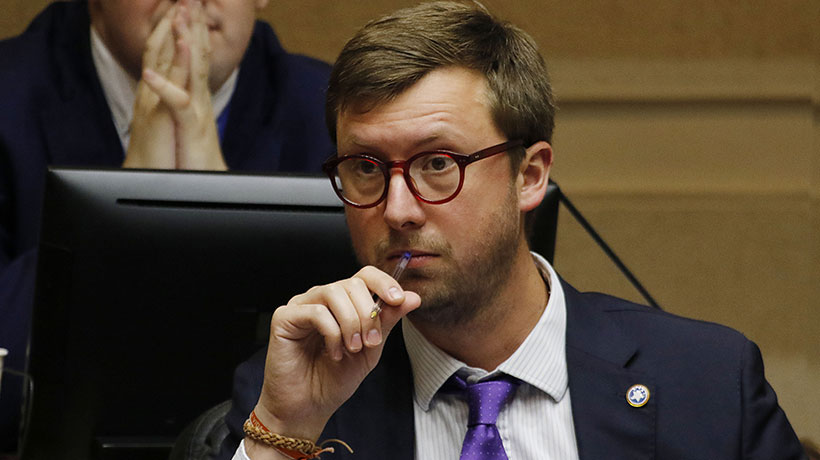 Diputado acusa que delegada de Valparaíso estaría “escondida” por nula respuesta a vecinos de socavones