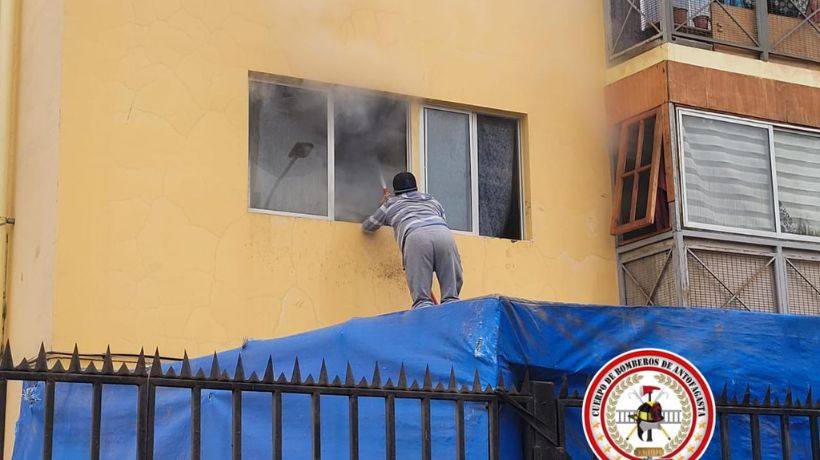 Principio de incendio se registró en el tercer piso de departamento en Antofagasta