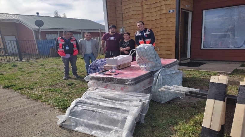 Familias de Puqueldón reciben kit de emergencias tras pérdidas de sus inmuebles