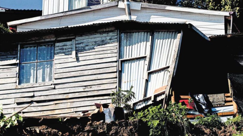 Tomé: tres familias siguen viviendo en un sector de riesgo por desmoronamiento de parte del Cerro Alegre