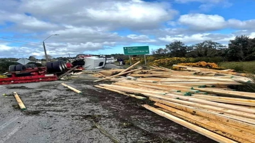 Volcamiento de camión en Mocopulli deja una persona lesionada