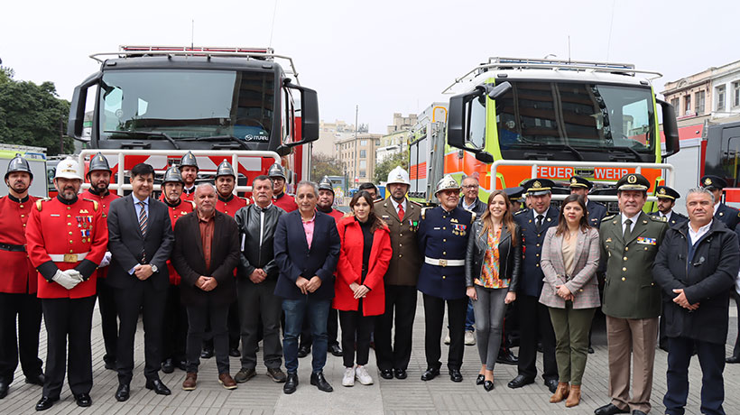 Gobernador Mundaca encabezó la entrega de tres vehículos a bomberos de la Región de Valparaíso