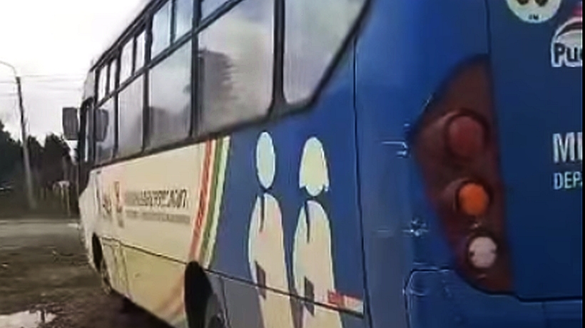 Bus escolar del Daem Puerto Montt está abandonado hace un mes en camino rural