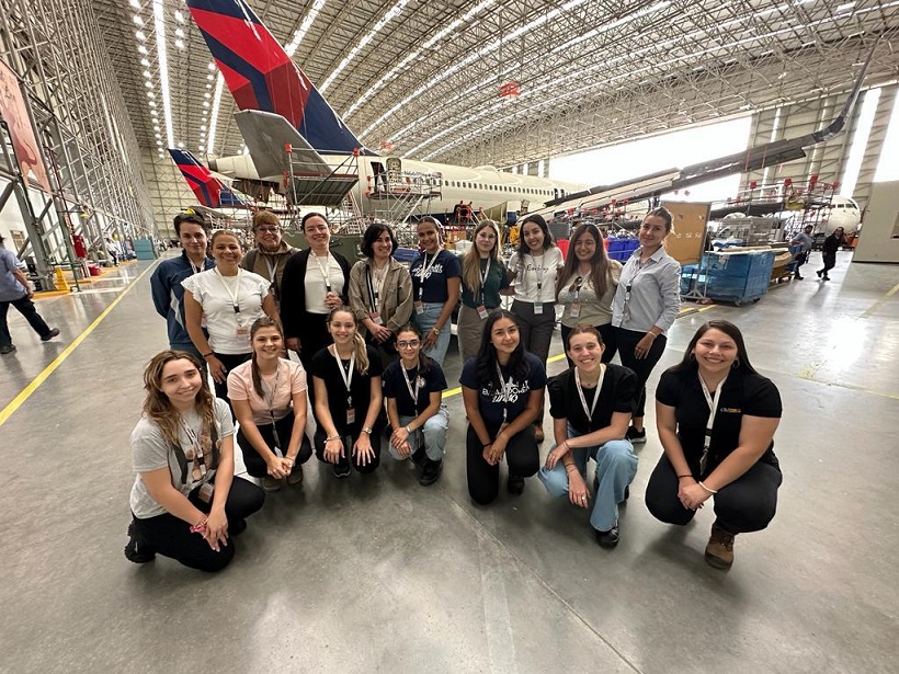 Estudiantes de Ingeniería de la UACh exploraron mundo aeronáutico y aeroespacial en universidad de México