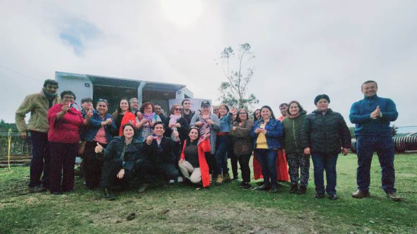Mujeres del sector de pesca de San Juan de la Costa reciben carros de comida