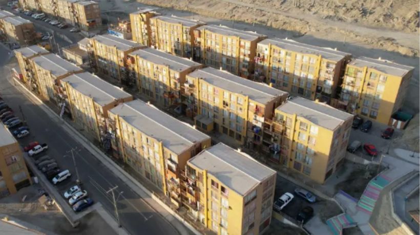 Vecinos de Alto Covadonga en Tocopilla se reúnen con ministro de Vivienda en busca de soluciones urgentes por el hundimiento de departamentos