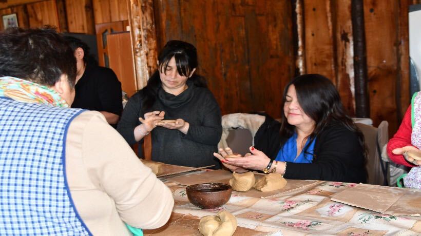 La Mesa Rural de Salud Intercultural imparte taller de alfarería mapuche en comunidad de Lenca