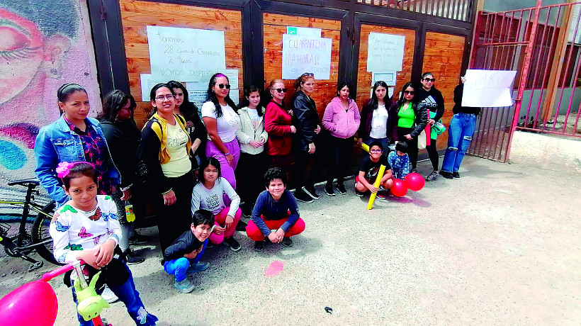 Apoderados de Escuela Las Rocas en Antofagasta exigen suspender clases por dos semanas tras brote de sarna y tiña Apoderados de Escuela Las Rocas en Antofagasta exigen suspender clases por dos semanas tras brote de sarna y tiña