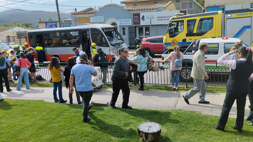 Quilpué: choque entre dos microbuses deja al menos 14 lesionados