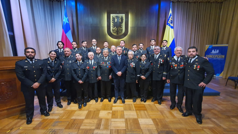 Municipalidad de Concepción homenajea a bombero por 50 años se servicio a la comunidad