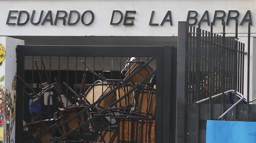 Estudiantes de Liceo Eduardo de la Barra inician toma en protesta por "estado catastrófico educativo"