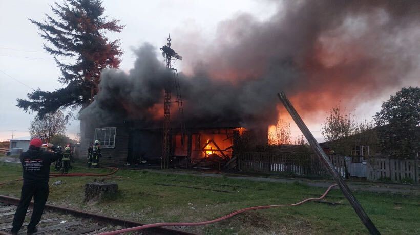 Ex estación de ferrocarriles de Alerce sufre potente incendio Ex estación de ferrocarriles de Alerce sufre potente incendio