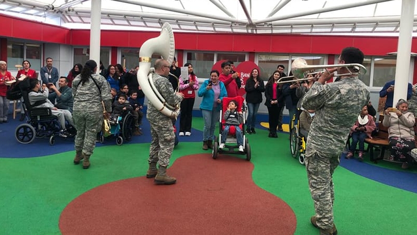 Niños de la Teletón Puerto Montt disfrutaron con la música de la Dixie Band de la FACh