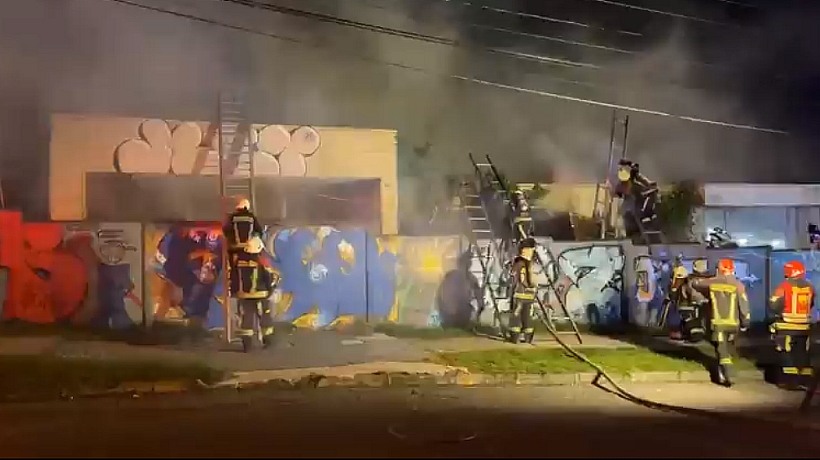 Fuego afectó estructura abandonada en calle Serrano de Puerto Montt