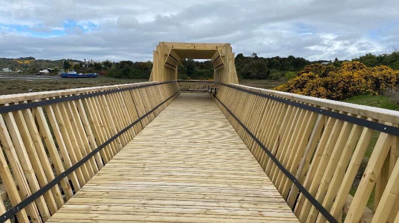 Dalcahue: Autoridades visitan obras del humedal