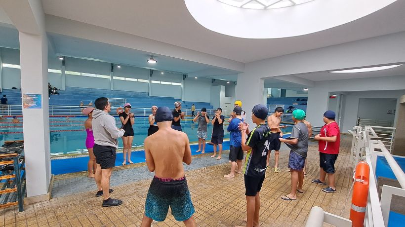 Piscina del complejo deportivo escolar municipal de Antofagasta habilita tarifa especial de $1.000 en horario nocturno