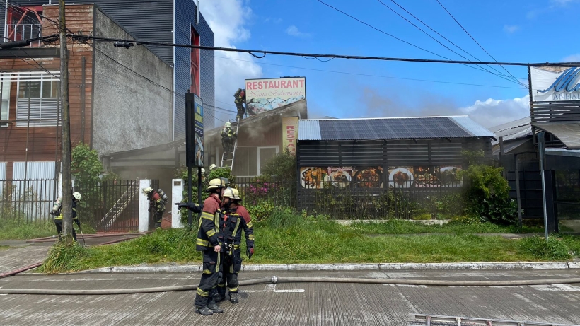Indagan incendio que afectó entretecho del restaurante &quot;Nana Bahamonde&quot; de Puerto Montt