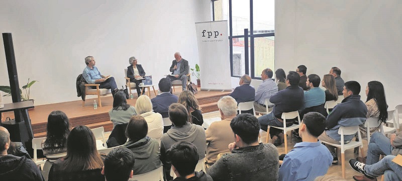 Ex ministro Gonzalo Blumel presentó en Valdivia su libro sobre el estallido social