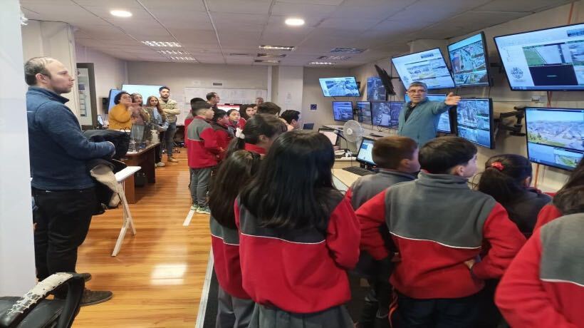 Estudiantes del Colegio Robert Pace visitan la Central de Televigilancia Municipal en Puerto Montt