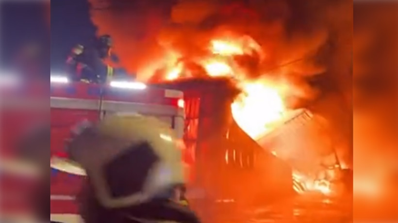 [VIDEO] Incendio en bodegas de una empresa derivó en emergencia por derrame de sustancias peligrosas en Coronel