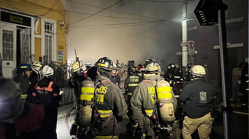 Incendio afectó a casa colindante a Hotel Brighton en Valparaíso: 12 personas fueron evacuadas