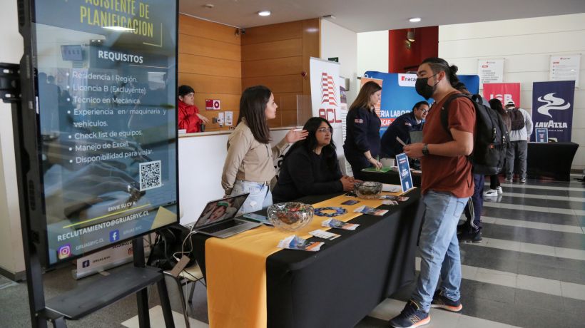Más de 20 empresas de la región de Tarapacá ofrecieron vacantes de prácticas y empleos en feria laboral