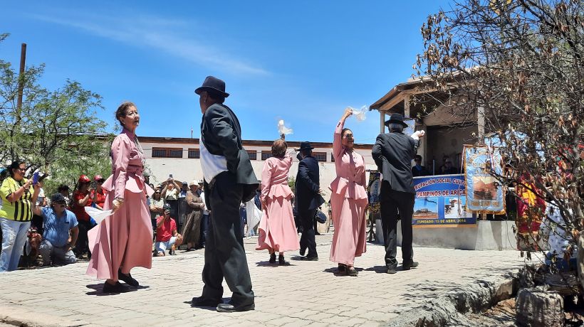Más de 400 personas y una veintena de agrupaciones participaron en el cierre de la Semana del Salitre