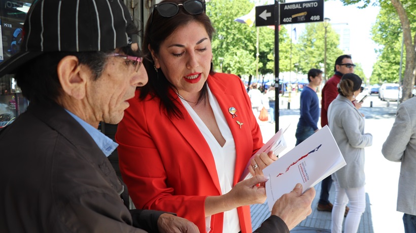 El Gobierno empezó a distribuir ejemplares impresos de la nueva propuesta constitucional en Concepción El Gobierno empezó a distribuir ejemplares impresos de la nueva propuesta constitucional en Concepción