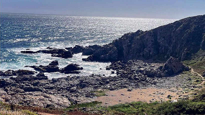 Revelan secretos de una misteriosa caverna escondida en una solitaria playa de El Quisco