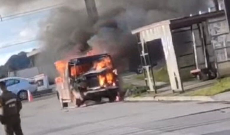 Bomberos controla incendio de camioneta cerca de planta CCU